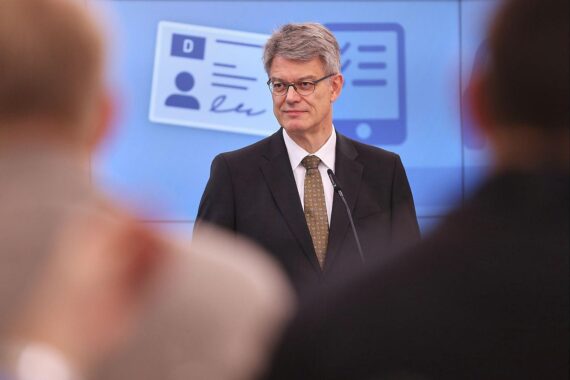 Führerschein-Reform: Patrick Schnieder erklärt Erleichterungen und Digitalisierung im Fahrschulwesen.