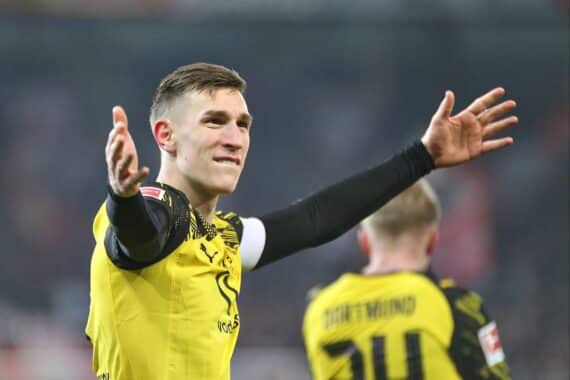 Dortmund feiert Vizemeisterschaft nach 3:2-Sieg gegen Frankfurt im Signal-Iduna-Park.