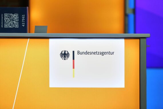 Klaus Müller warnt vor teureren Kraftwerken durch Verzögerungen bei Ausschreibungen und Fristen.