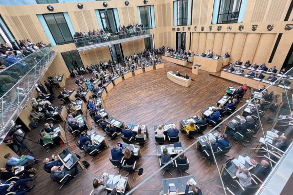 Bundesrat lehnt 1.000 Euro Entlastungsprämie ab, Mehrheit nicht erreicht, finanzielle Bedenken.