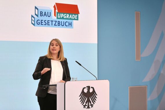 Verena Hubertz präsentiert Baugesetzreform: Wohnungsbau priorisieren, digitale Verfahren, Kommunen stärken.