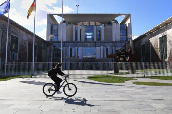 Bundeskanzleramt in Berlin, Symbol für die laufenden Gespräche zur Entlastungsprämie.