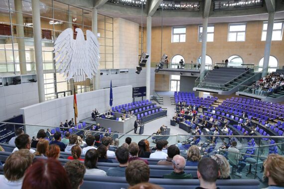 Bundestagsabgeordnete diskutieren die Apothekenreform zur Stärkung der Gesundheitsversorgung in Deutschland.