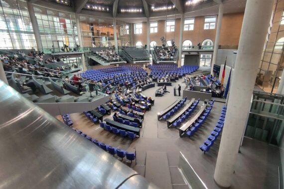 Bundestagsabgeordnete diskutieren über elektronisches Fußfesselgesetz zur Bekämpfung von häuslicher Gewalt.