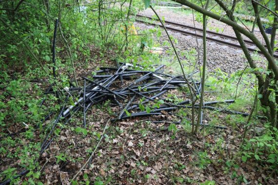 Festnahme von Buntmetalldieben an Bahnstrecke, Polizei im Einsatz, Fahrzeug mit gefälschten Kennzeichen.
