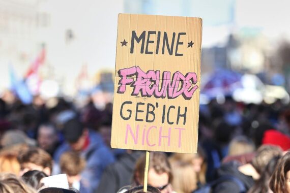 Schüler protestieren gegen Wehrdienstpflicht; Plakate zeigen Widerstand und junge Stimmen im Aufstand.