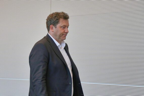 Lars Klingbeil diskutiert Gesundheitsreformen und Finanzierung der gesetzlichen Krankenversicherung in Berlin.