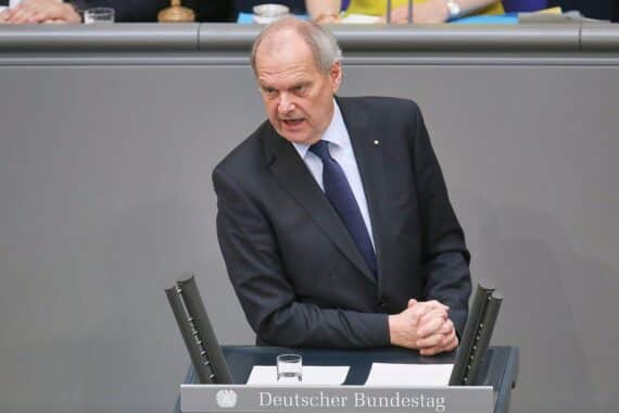 Fritz Güntzler spricht über die notwendige Steuerreform und fordert Unterstützung von Ministerpräsidenten.