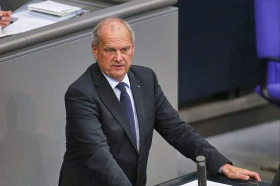 Fritz Güntzler diskutiert Einkommensteuerreform und Entlastung für Bürger mit mittleren Einkommen.