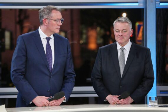 Alexander Schweitzer und Gordon Schnieder präsentieren Koalitionsvertrag für neue Regierungszusammenarbeit in Rheinland-Pfalz.