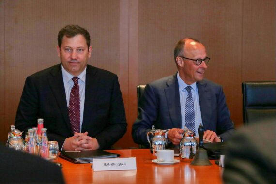 Lars Klingbeil und Friedrich Merz diskutieren über soziale Entlastungen vor Koalitionsausschuss in Berlin.