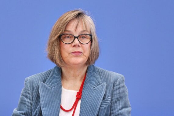 Eva Welskop-Deffaa kritisiert Pflegepläne, warnt vor zunehmenden finanziellen Belastungen für Pflegebedürftige.