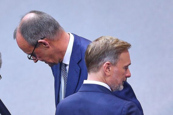 Lindner und Merz im Gespräch, politische Spannungen und Herausforderungen im Deutschen Bundestag sichtbar.