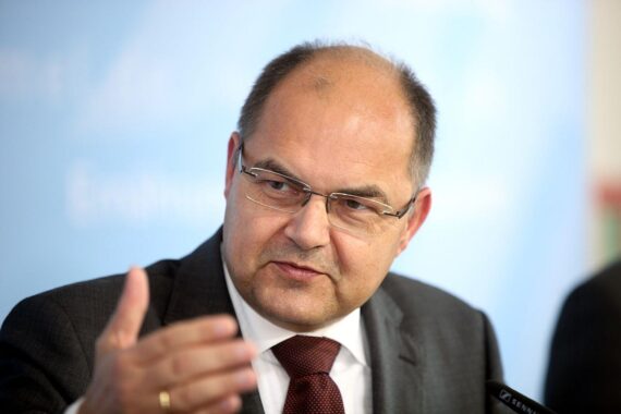 Christian Schmidt betont diplomatische Unabhängigkeit und warnt vor Spannungen in Bosnien.
