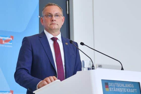 Tino Chrupalla kritisiert Kritik an AfD, betont ausländische Einmischung und Gemeinsamkeiten mit Rassemblement National.