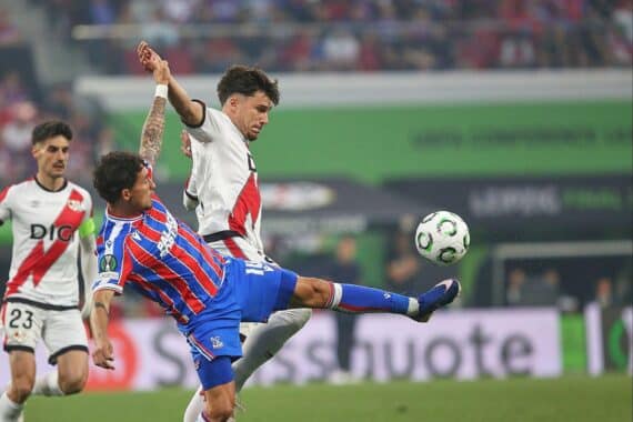 Crystal Palace-Spieler jubeln nach dem Sieg im Uefa Conference League-Finale gegen Rayo Vallecano.