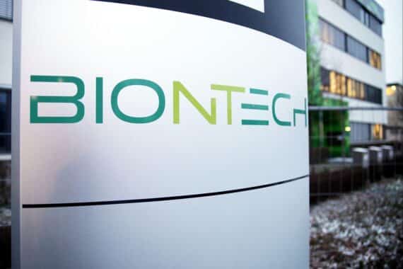 Ingmar Hoerr kritisiert Biontech für Täuschung und scharfe Maßnahmen nach Curevac-Übernahme.