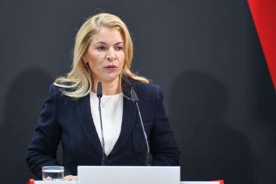 Evelyn Palla bei Pressekonferenz, Fokus auf Bahn und strategische Neuausrichtung der Deutschen Bahn.