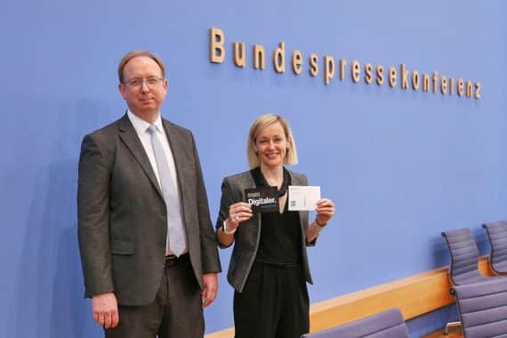 Louisa Specht-Riemenschneider diskutiert Herausforderungen von KI für den Datenschutz in Berlin.