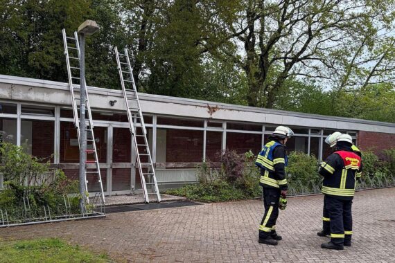 Rauchquellen aus Sporthalle, Feuerwehr im Einsatz, defekte Heizungsanlage, keine Verletzten, schnelle Lösung.