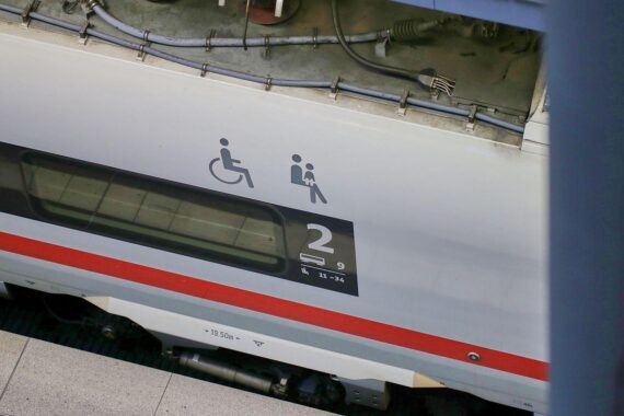 ICE-Zug auf direkter Verbindung von Berlin nach Oslo durch Skandinavien, moderne Reiseerfahrung.