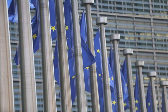 EU-Fahnen stehen für Deutschlands vorübergehende Entlastung vom Defizitverfahren und wirtschaftliche Herausforderungen.