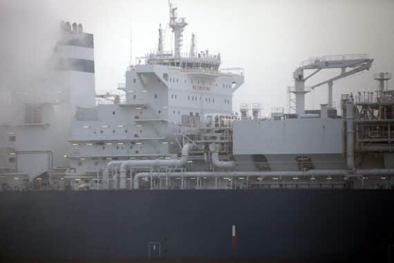 Schwimmendes LNG-Terminal in Wilhelmshaven, Symbol für deutsche-kanadische Energiepartnerschaft.