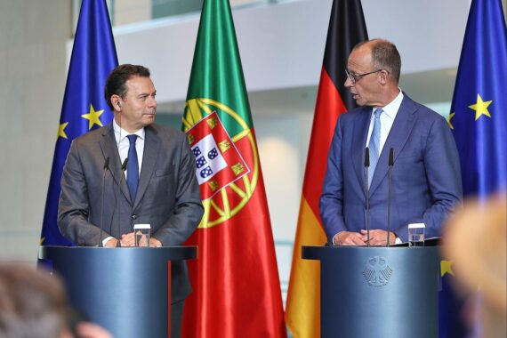 Friedrich Merz und Luis Montenegro bei Pressekonferenz zur wirtschaftlichen Zusammenarbeit zwischen Deutschland und Portugal.