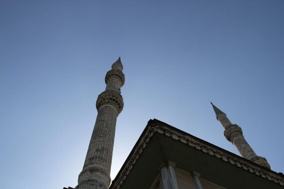 Imame werden in einer Moschee ausgebildet, thematisiert Finanzierungsprobleme und Ausbildungswege.