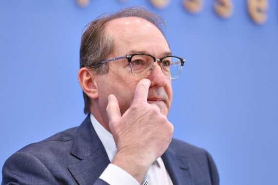 Alexander Dobrindt kritisiert AfD-Spekulationen, betont politische Verantwortung und Wahlen im September.