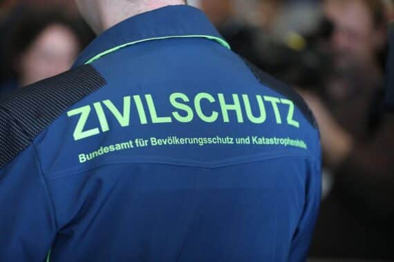 Zivilschutz-Mitarbeiter bei der Vorbereitung auf Notfälle, unterstützt von neuer Technologie und Ausrüstung.
