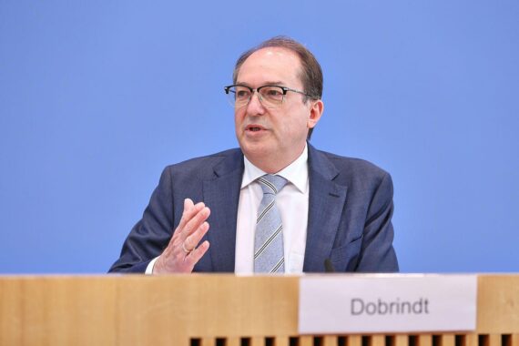 Alexander Dobrindt warnt vor Antisemitismus; fokussiert auf Linksextremismus und dessen Gefahren.