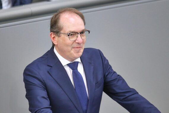 Alexander Dobrindt spricht über Abschiebungen, Rückkehrzentren und Integration im deutschen Sozialsystem.