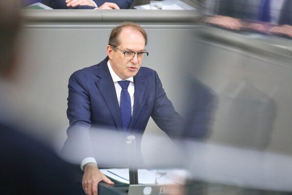 Alexander Dobrindt diskutiert europäische Technologien für Sicherheitssoftware, betont Datenanalyse und technologische Souveränität.