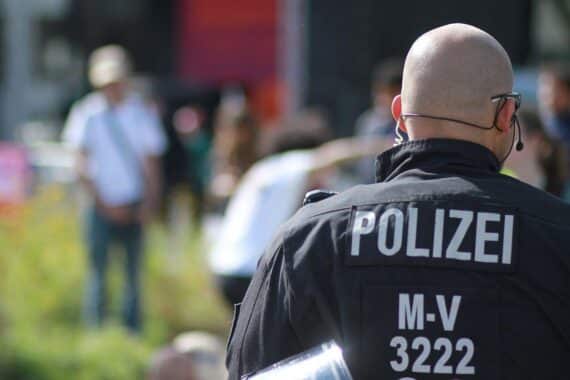 Drei beschädigte Fahrzeuge an einer Tankstelle, Polizei überwacht Unfallaufnahme in Gützkow.