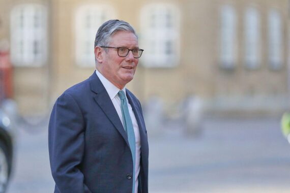 Keir Starmer im Fokus, unter Druck; Rücktritt von Wes Streeting, Labours Zukunft unsicher.