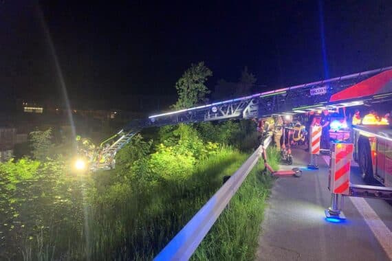 E-Scooter-Fahrer verursacht Feuerwehr-Großeinsatz bei Nacht, Suche nach Verunglücktem im unwegsamen Gelände.