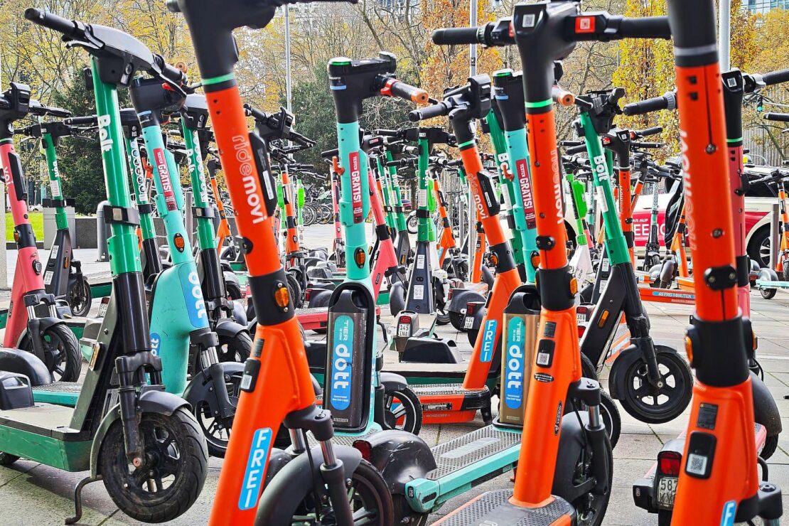 E-Scooter-Fahrerin nach Verkehrsunfall in Mitte im Krankenhaus