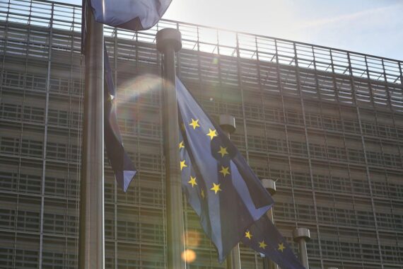 EU-Fahnen symbolisieren die Einigung über neue Regeln für Künstliche Intelligenz in Europa.