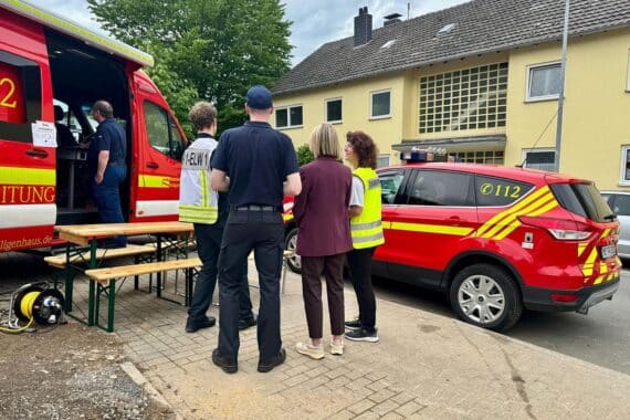 Einsatzkräfte evakuieren Gebäude nach Deckeneinsturz: Feuerwehr und THW an Kettwiger Straße.