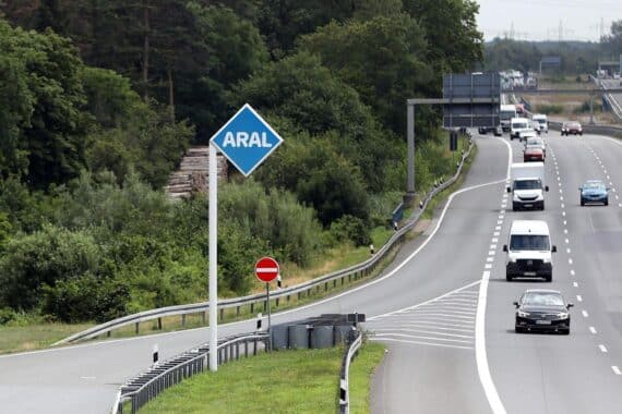 Bundesverkehrsminister Schnieder diskutiert Tempolimit und fossile Energiekrise an Autobahn-Tankstelle.