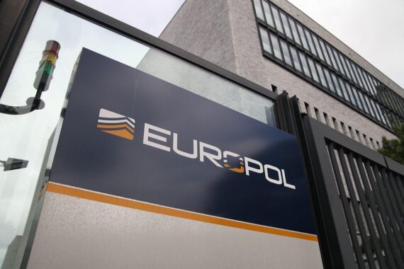 Europol-Aktion gegen iranische Propaganda: Sicherheitsbehörden stören Online-Netzwerke der Revolutionsgarde.