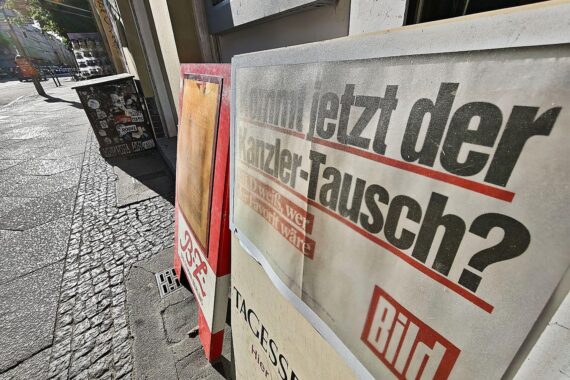 Ein Bild mit dem Bundeskanzler, dem Bundespräsidenten und der Überschrift "Kanzler-Tausch".