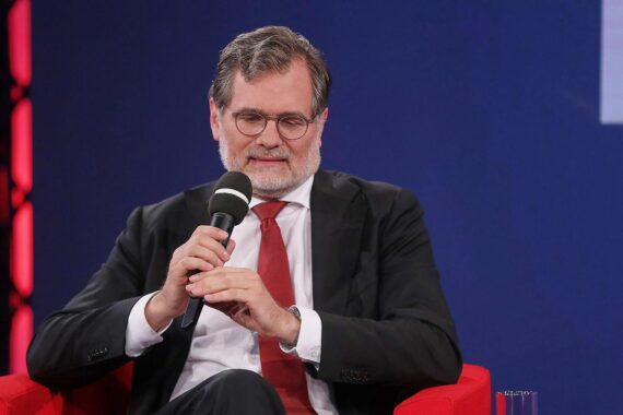 Wolfgang Schmidt in einem Gespräch über Konflikte in Regierungskoalitionen und deren Ursachen.
