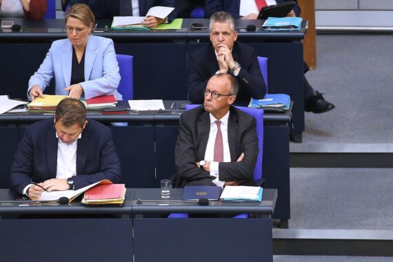 Politik-Meeting mit Merz, Kaeser und anderen führenden Köpfen diskutiert Minderheitsregierung als Option.