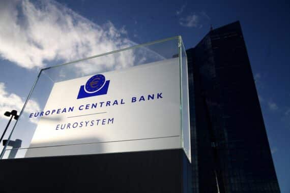 EZB-Logo mit Euro-Symbol, Konstantin Veit und Grafiken - Zinserhöhungen und Inflation im Fokus.