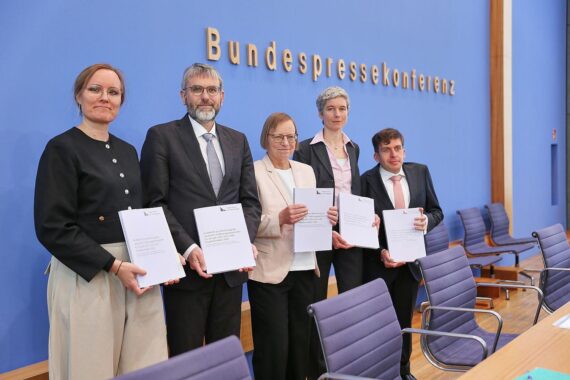Grafik mit Diagramm zu Treibhausgasemissionen, Expertenrat, Berlin, Rückgang, Klimaschutzprogramm 2026.