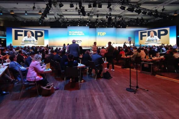 FDP-Parteitag in Berlin: Wahlen, Debatten, Reformen für "Neustart Deutschland" im Fokus.