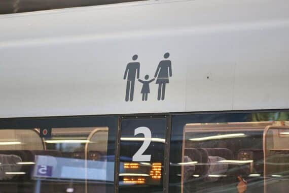 Familienabteil der Deutschen Bahn: Kritik am neuen Familienticket für Urlaubsreisen im Sommer.