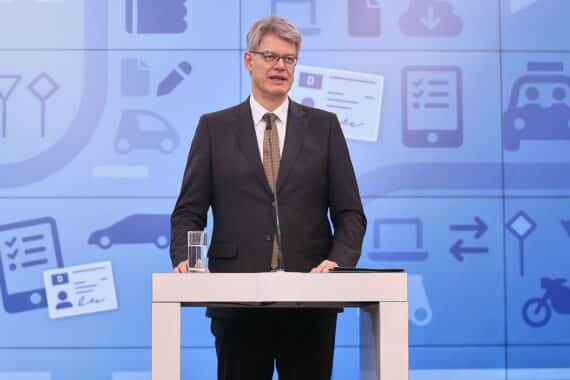 Fahrlehrer fordert Reformanpassungen für günstigere und effizientere Fahrausbildung in Deutschland.